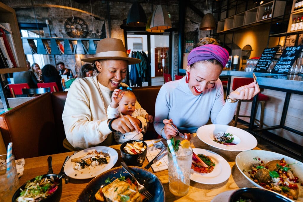 Stel met kind bij Buurten in de Fabriek