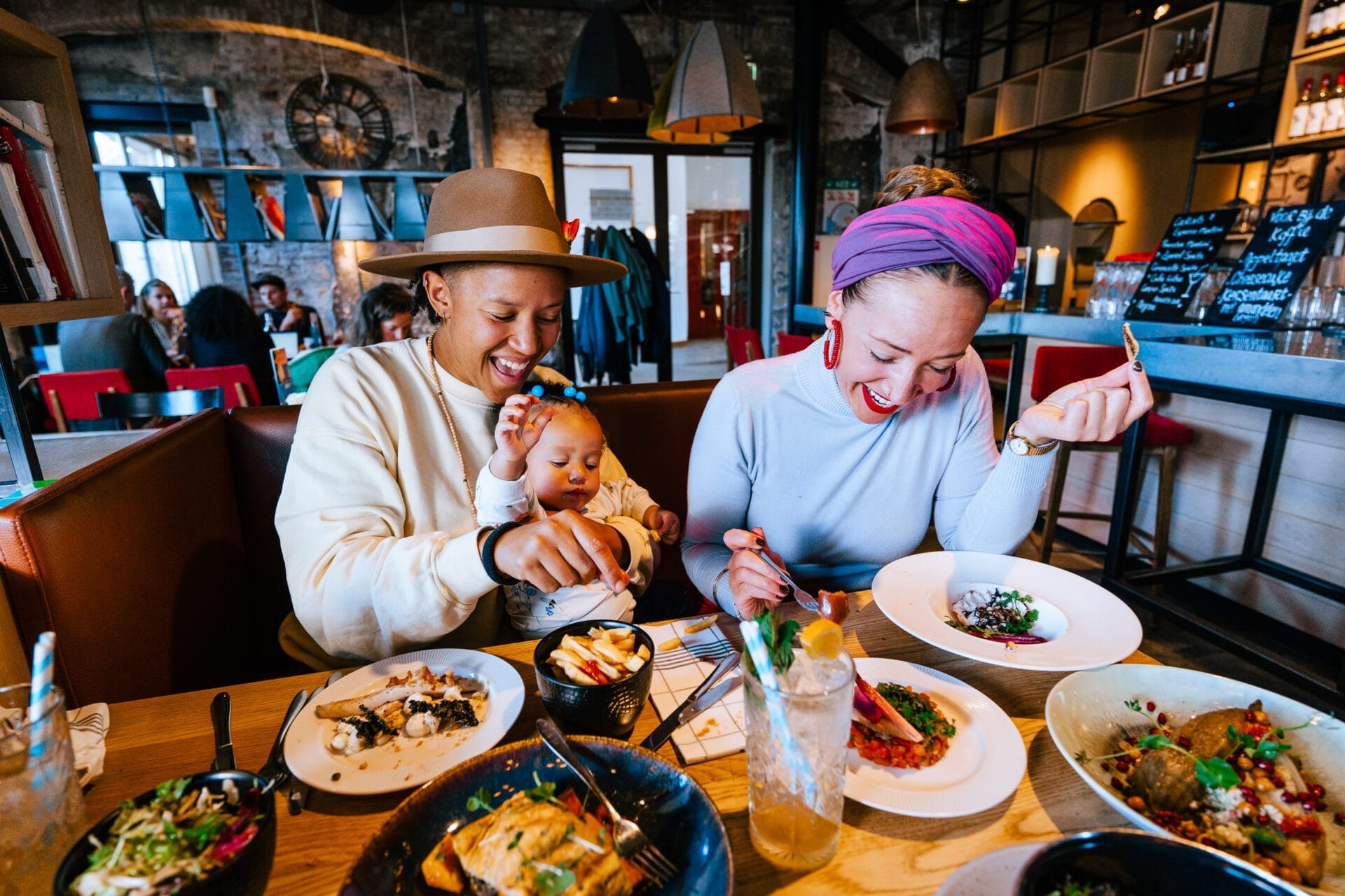 Stel met kind bij Buurten in de Fabriek