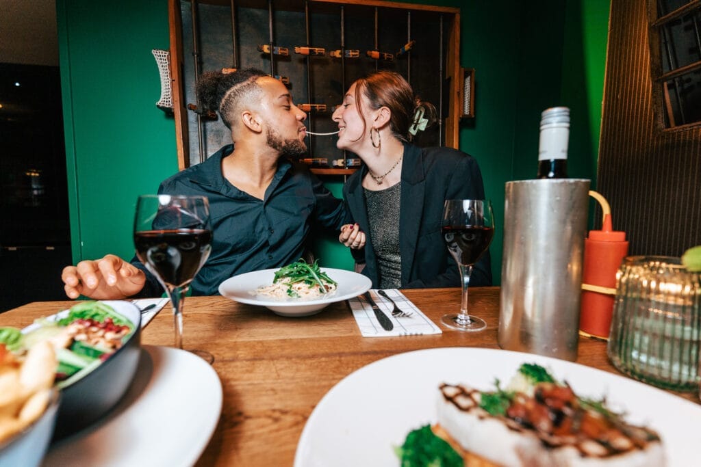 Gasten dineren bij Buurten in Oost in Utrecht