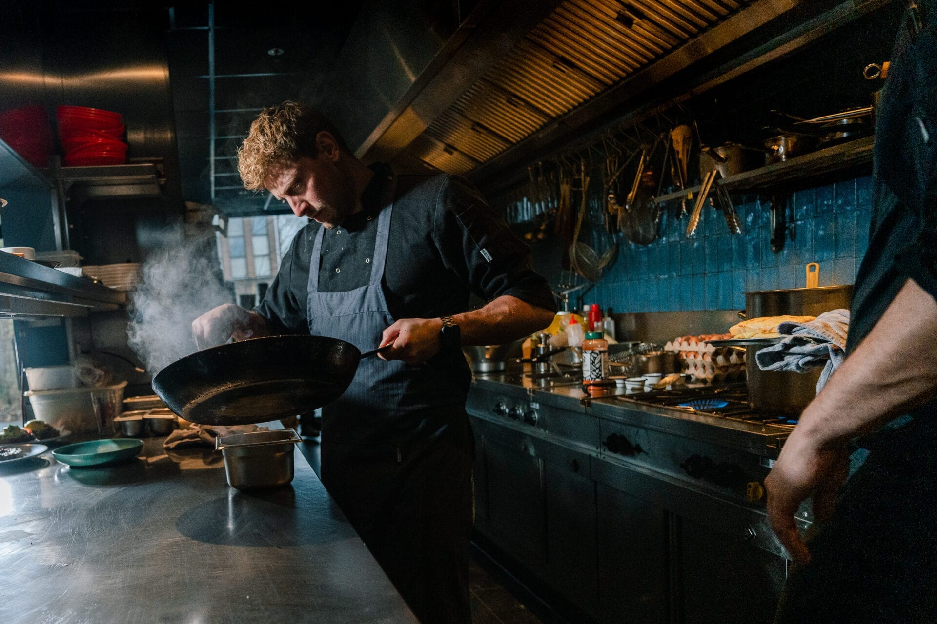 Zelfstandig werkend kok aan het koken in de Gaard