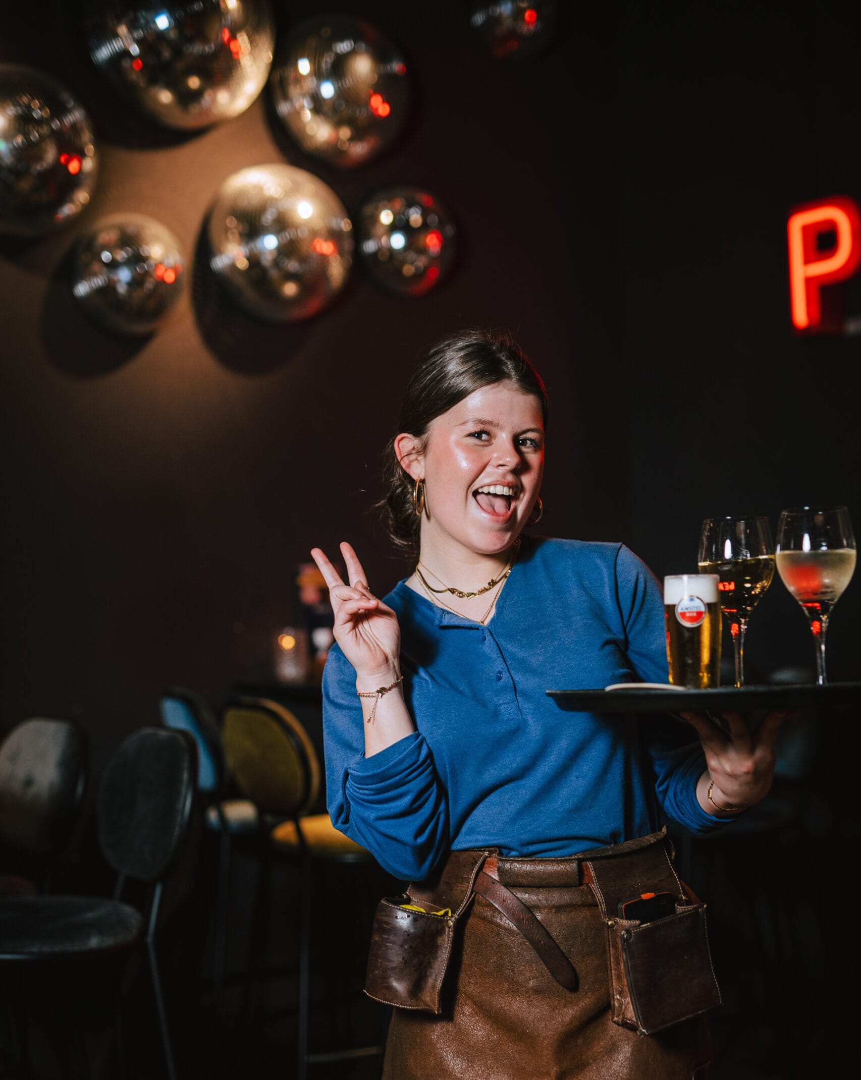 Bedieningsmedewerker bij Buurten in de Gaard met vol dienblad met drankjes