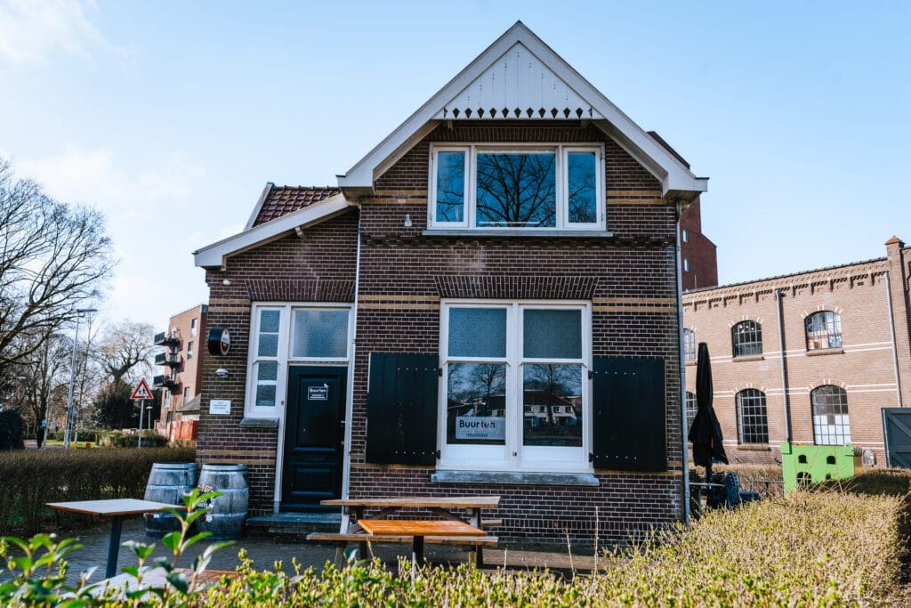 Het Sluiswachtershuis op het terrein van Buurten in de Fabriek