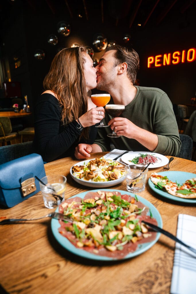 Gezellig proosten op een diner bij Buurten
