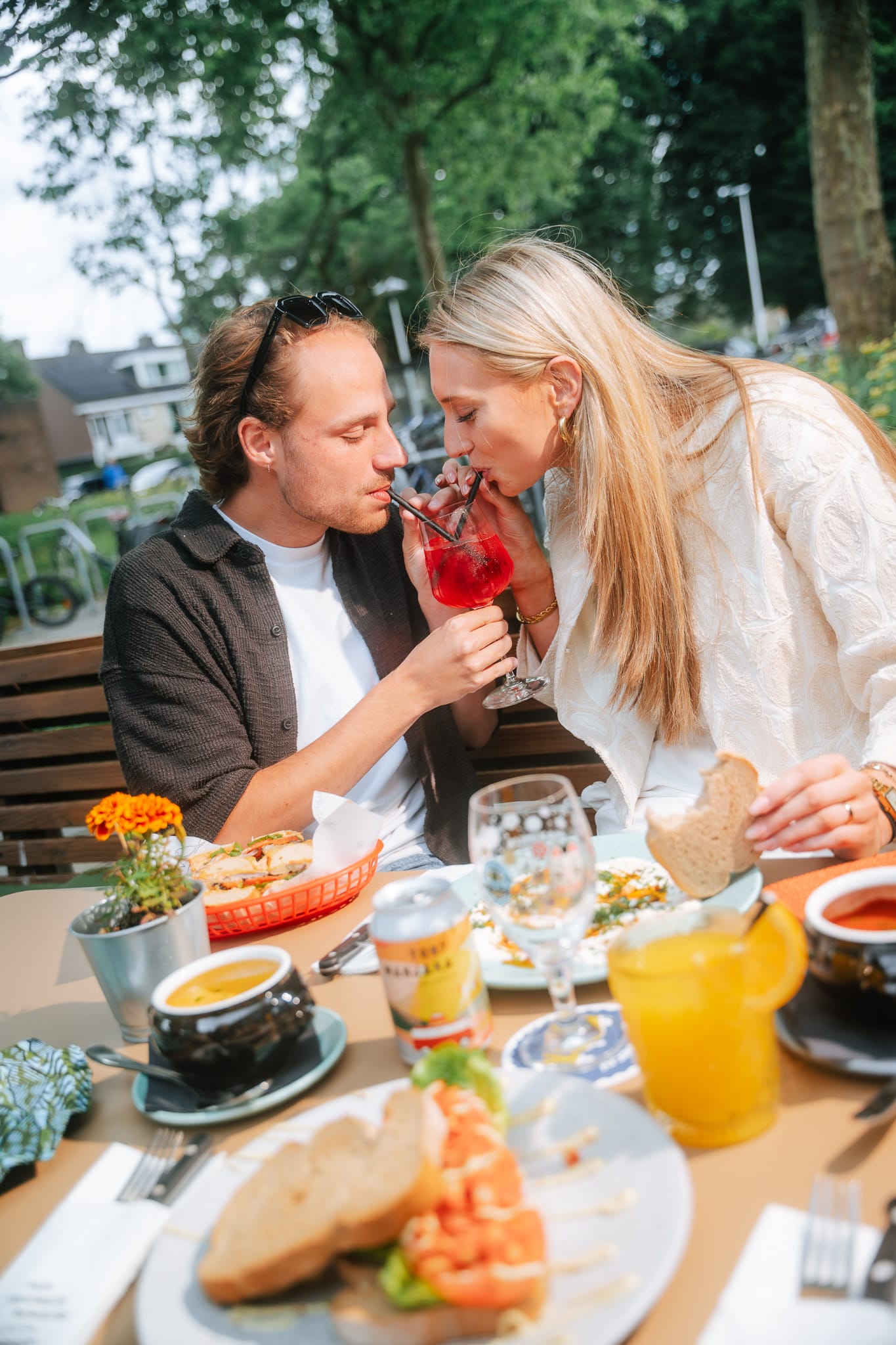 Lunchen op het terras bij Buurten in de Gaard