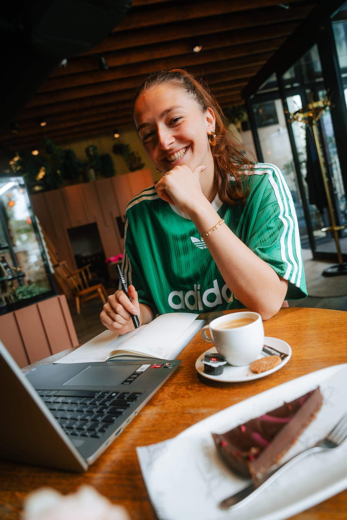Marketing Stagiaire Dafne aan het werk in Buurten in de Gaard