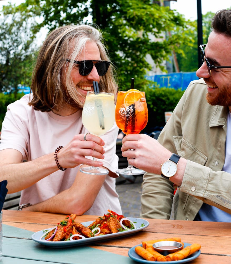 Borrelen op het terras bij Buurten in de Fabriek