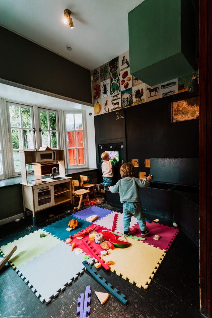 Kinderen in kinderhoek Buurten in Oost