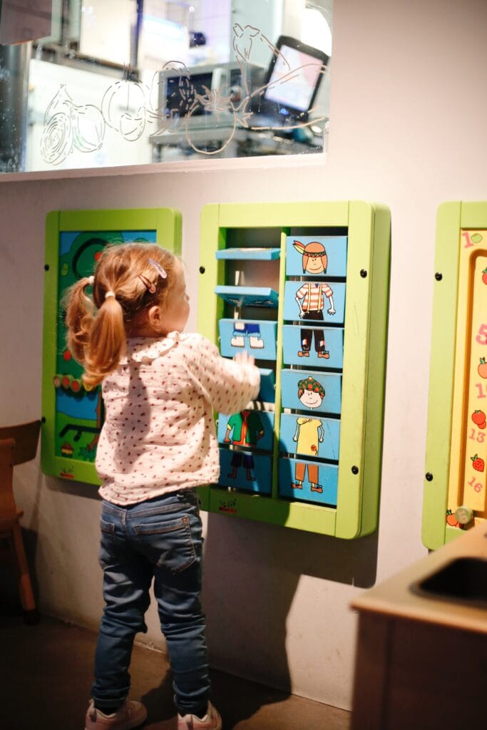 Kind aan het spelen in de kinderhoek bij Buurten in Utrecht