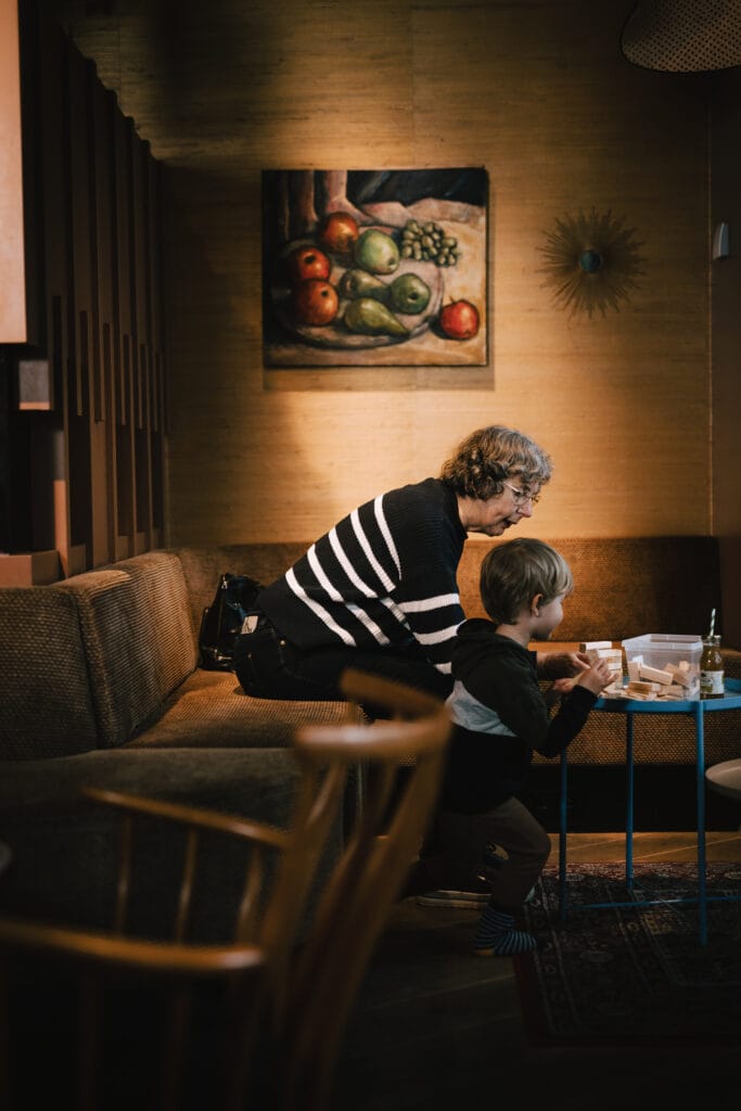 Kind met oma bij de kinderhoek van Buurten in de Gaard