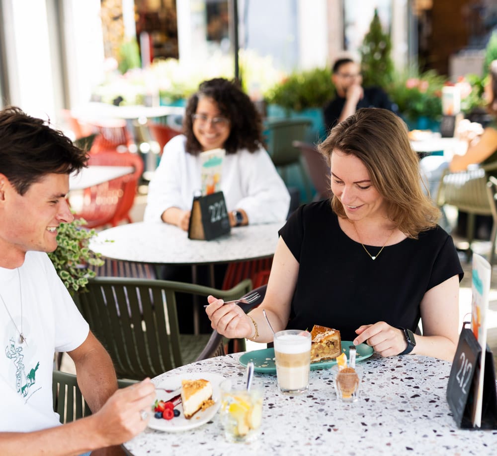 Terras bij Buurten in de Bieb