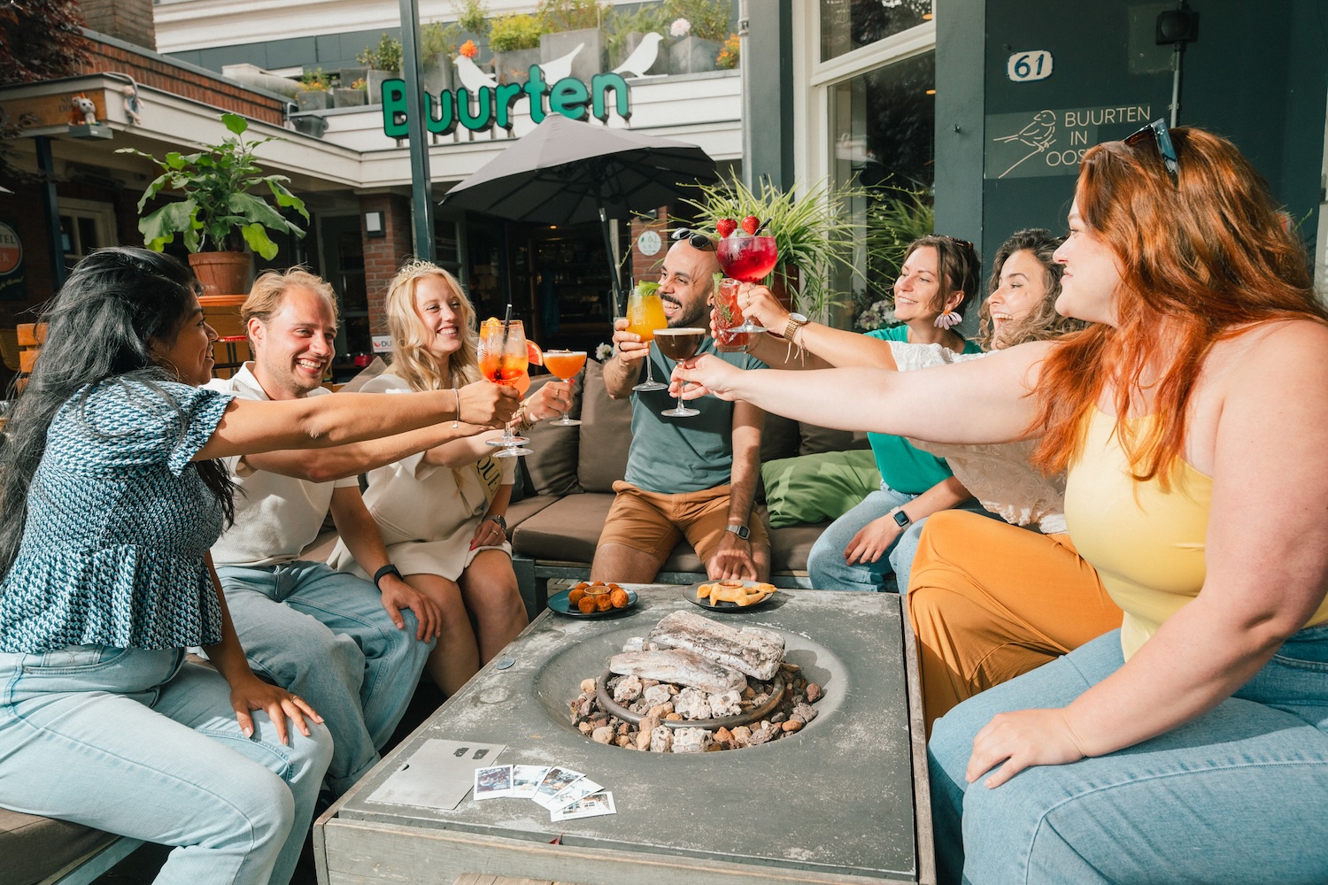 Borrel bij Buurten in Oost op het terras