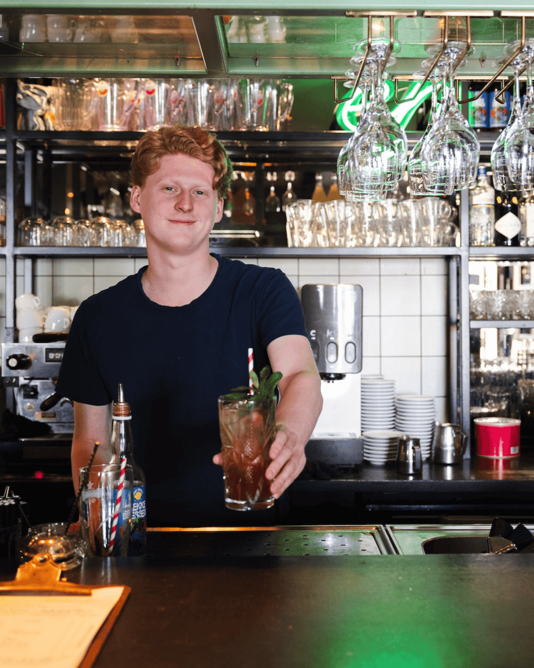 Floormanager Jasper achter de bar bij Buurten in Oost