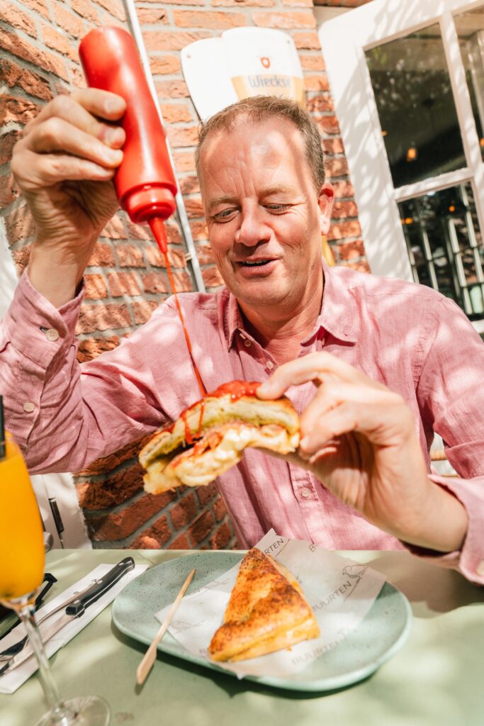 Op het terras met een tosti