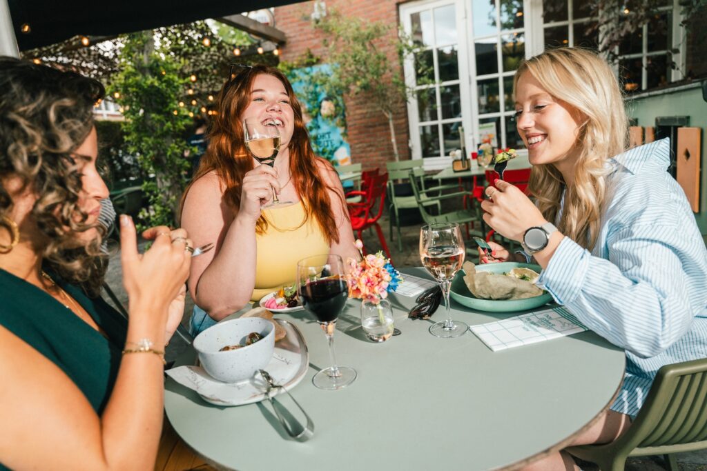 Dames op terras bij Buurten in Oost