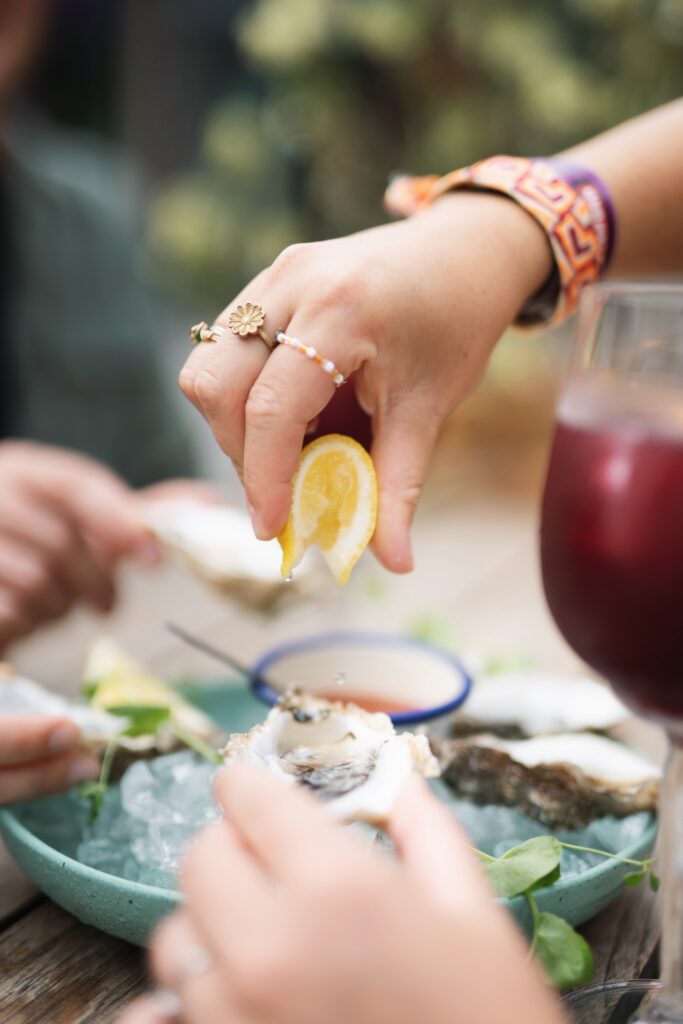 Oester eten bij Buurten op het terras
