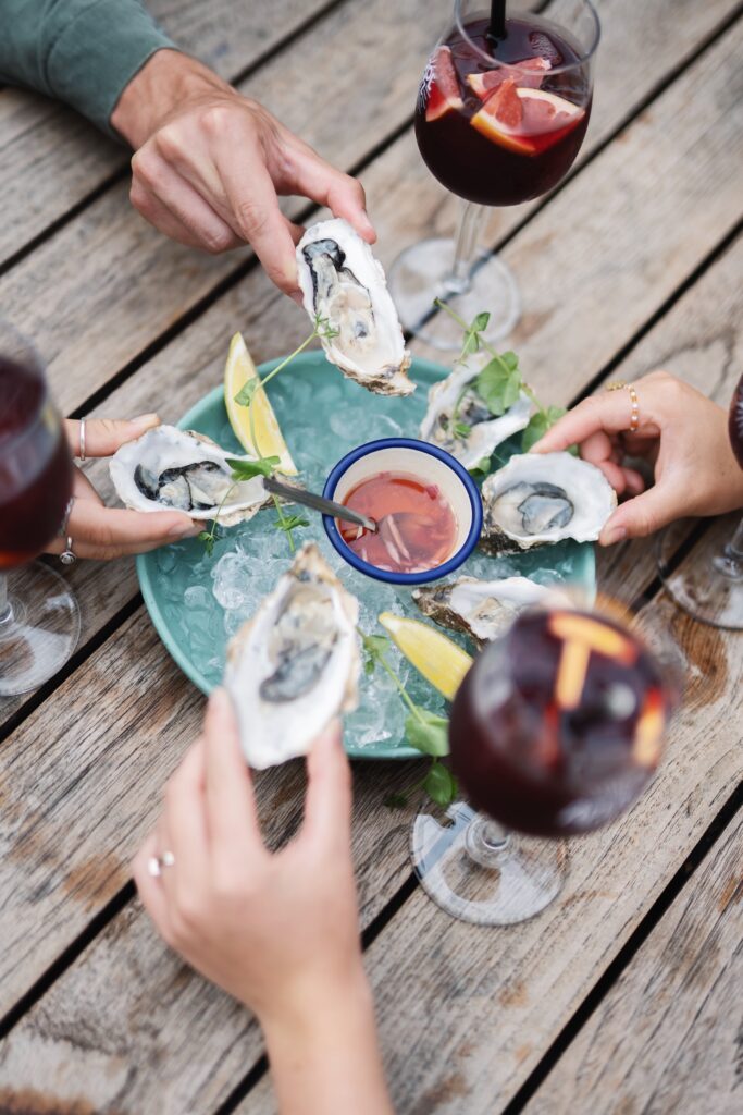 Oesters op het terras eten met vrienden